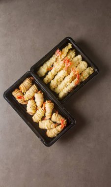 Kızarmış karides, tatlı biber sosu ve pirzola ile servis ile rulo