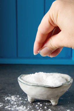 Deniz tuzu. Koyu arka plan. Spa uygulamaları.