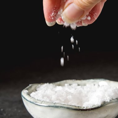 Deniz tuzu. Koyu arka plan. Spa uygulamaları.