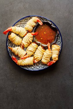 Kızarmış karides, tatlı biber sosu ve pirzola ile servis ile rulo