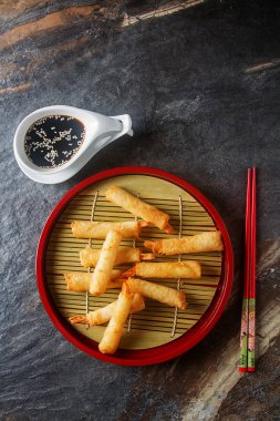 Kızarmış karides, tatlı biber sosu ve pirzola ile servis ile rulo