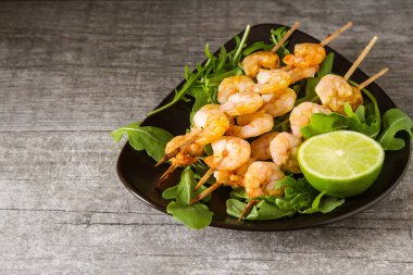 Bir ahşap şiş, ızgara, Barbekü karides ile Mini Barbekü. Simpl