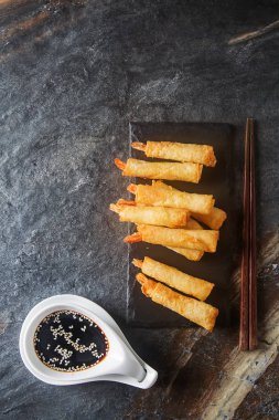 Kızarmış karides, tatlı biber sosu ve pirzola ile servis ile rulo