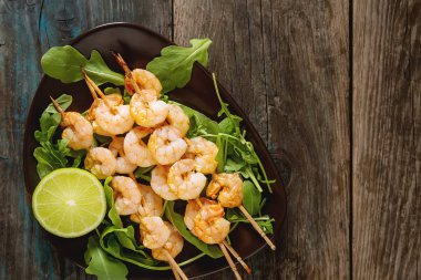 Bir ahşap şiş, ızgara, Barbekü karides ile Mini Barbekü. Simpl