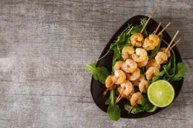 Bir ahşap şiş, ızgara, Barbekü karides ile Mini Barbekü. Simpl