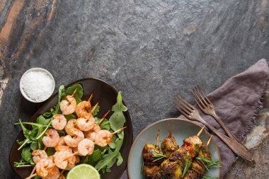 Ton balığı ve karides bir ahşap şiş, ızgara, bb ile Mini Barbekü