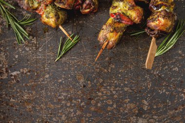 Bir ahşap şiş, ızgara, Barbekü ton balığı ile Mini Barbekü. Basit b