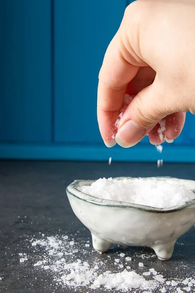 Deniz tuzu. Koyu arka plan. Spa uygulamaları.