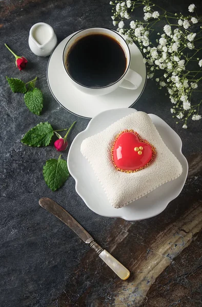Delicioso pastel de mousse de lujo en el corazón de la forma. San Valentín Da — Foto de Stock