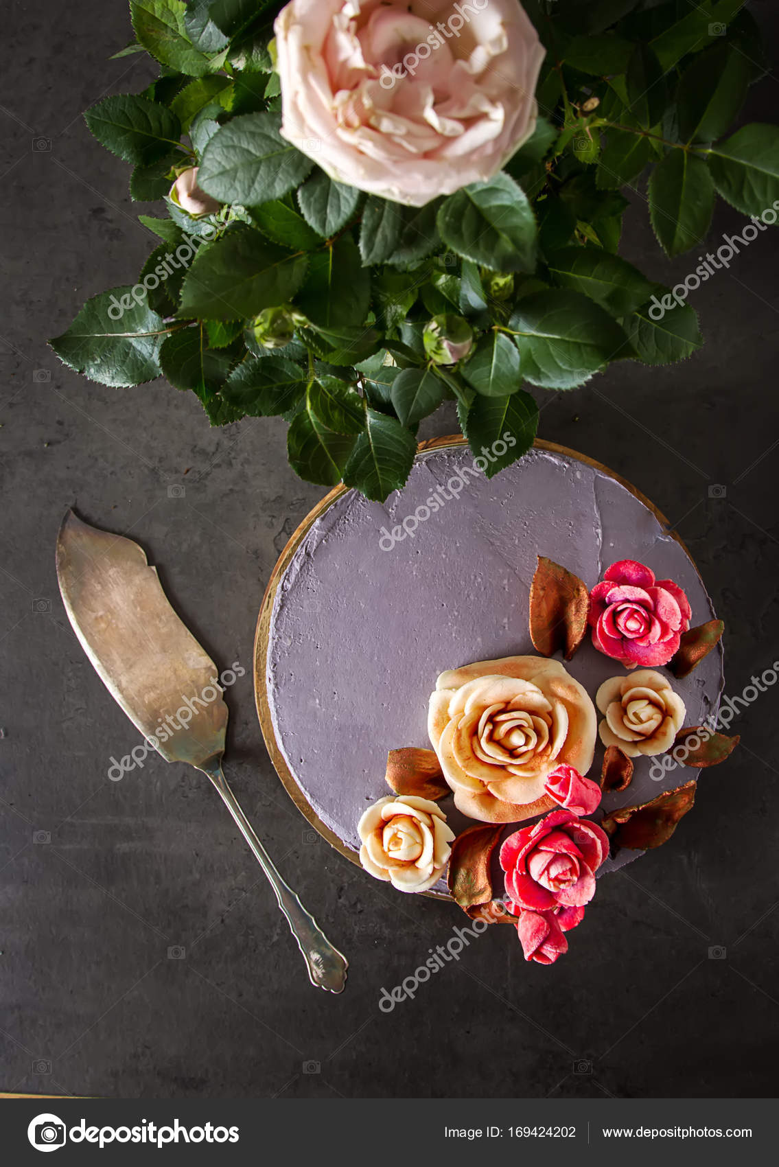 Gâteau Au Chocolat Avec Des Fleurs Pour Anniversaire Fond