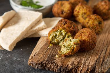 Orta Doğu geleneksel yemekleri. Falafel ekşi krema ile. Mey