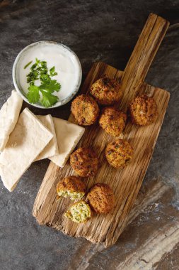 Orta Doğu geleneksel yemekleri. Falafel ekşi krema ile. Mey