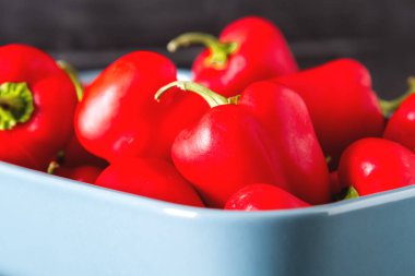 Küçük biber İtalyan besindir. Lezzetli vejetaryen yemek. Karanlık b