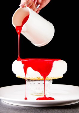 Mousse kek hazırlama süreci. Koyu arka plan.