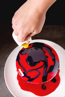 Mousse kek hazırlama süreci. Koyu arka plan.