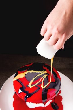 Mousse kek hazırlama süreci. Koyu arka plan.