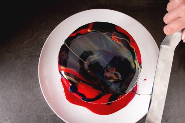 Mousse kek hazırlama süreci. Koyu arka plan.