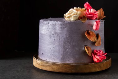 Çikolatalı pasta doğum günü için çiçekli. Koyu arka plan.