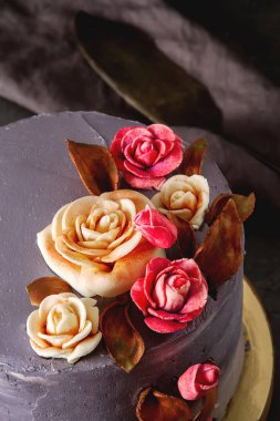 Çikolatalı pasta doğum günü için çiçekli. Koyu arka plan.