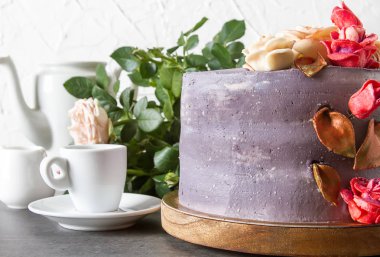 Çikolatalı pasta doğum günü için çiçekli. Beyaz arka plan.