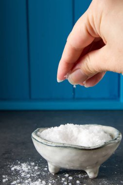 Deniz tuzu. Koyu arka plan. Spa uygulamaları.