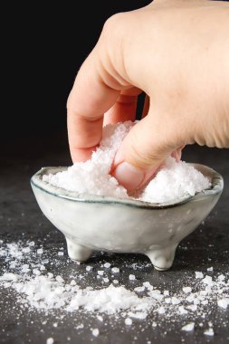 Deniz tuzu. Koyu arka plan. Spa uygulamaları.