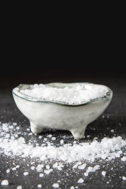 Deniz tuzu. Koyu arka plan. Spa uygulamaları.