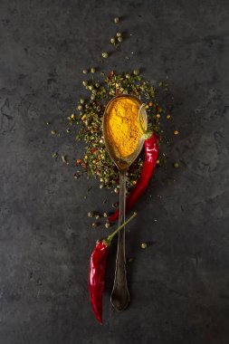 Çeşitli baharatlar siyah taş masanın üzerinde ayarlayın. Serin biber, basi