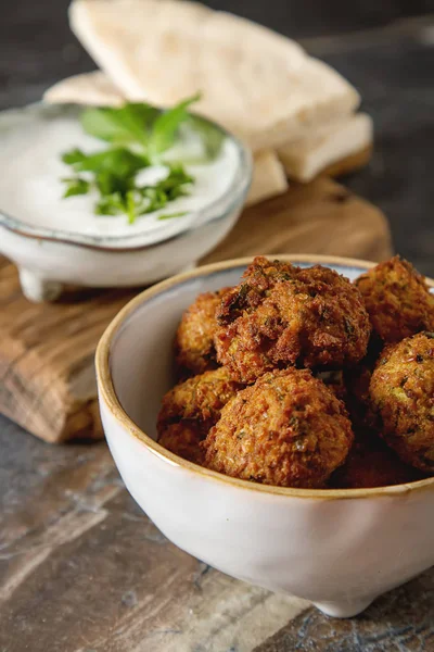 Mittelöstliche traditionelle Gerichte. Falafel mit saurer Sahne. vege — Stockfoto