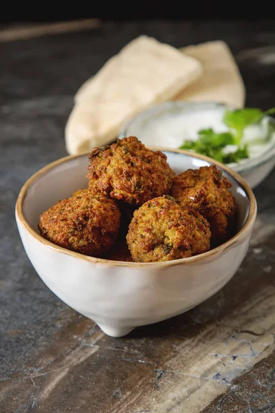 Orta Doğu geleneksel yemekleri. Falafel ekşi krema ile. Mey