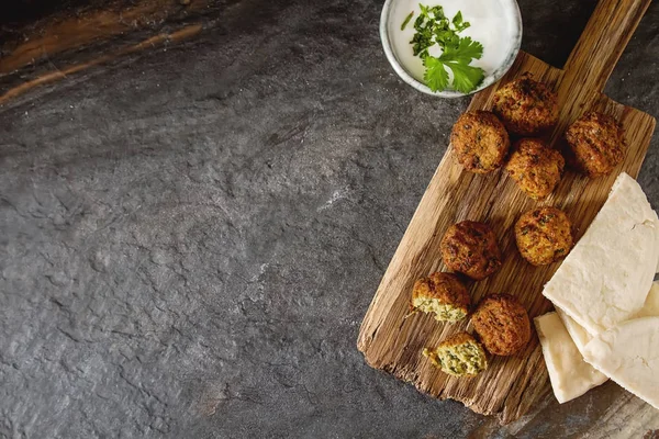 Midden-Oosten traditionele gerechten. Falafel met zure room. Vege — Stockfoto