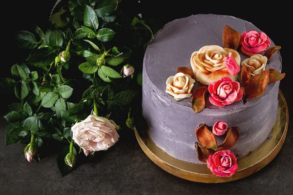 誕生日の花とチョコレート ケーキ。暗い背景. — ストック写真