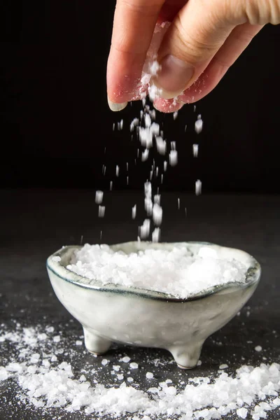 Deniz tuzu. Koyu arka plan. Spa uygulamaları.