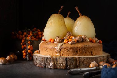 Sonbahar yemek. Armut, deniz topalak ve fındık ile pasta. Karanlık backgr