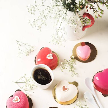 Keyifli, lüks mousse kek formu kalbinde. Valentine'nın Da