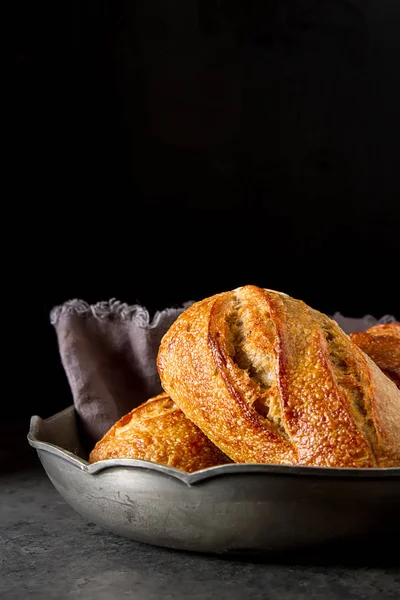 Ev yapımı İtalyan ekmeği. Taze ekmek. Koyu arka plan. — Stok fotoğraf