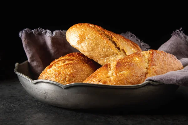 自家製イタリアのパン。新鮮なパン屋さん。暗い背景. — ストック写真
