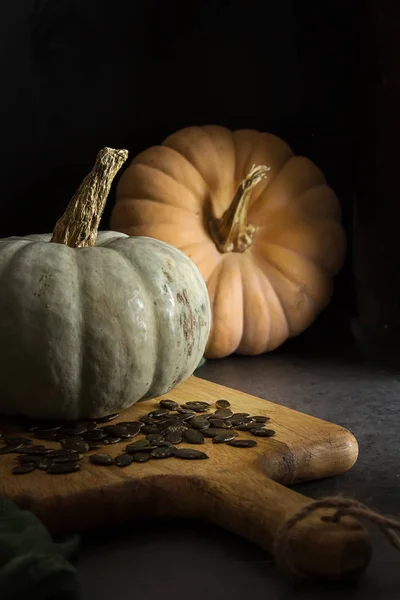 Herbstmahlzeit. reife Kürbisse. Urlaub hin oder her. dunkler Hintergrund. — Stockfoto