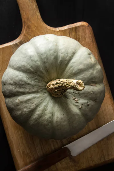 Repas d'automne. Des citrouilles mûres. Jours fériés. Fond sombre . — Photo