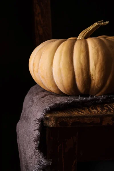 Repas d'automne. Des citrouilles mûres. Jours fériés. Fond sombre . — Photo