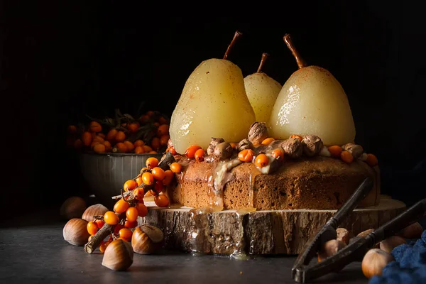 Herfst maaltijd. Pastei met peren, zee vuilboom en noten. Donkere backgr — Stockfoto
