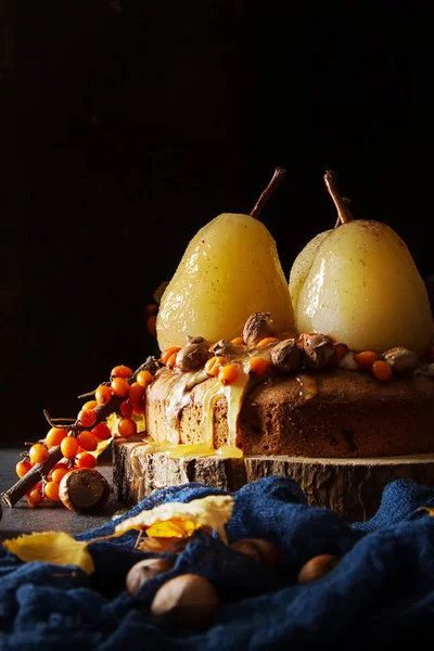 Осенний ужин. Пирог с грушами, облепихой и орехами. Темные нарды — стоковое фото