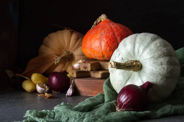 Autumn meal. Ripe pumpkins. Holiday Hallow. Dark background. — Stock Photo, Image