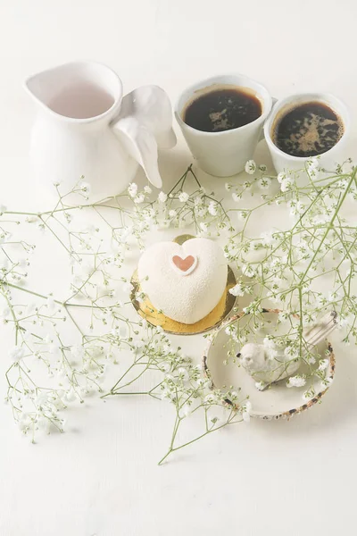 Delicioso pastel de mousse de lujo en el corazón de la forma. San Valentín Da — Foto de Stock