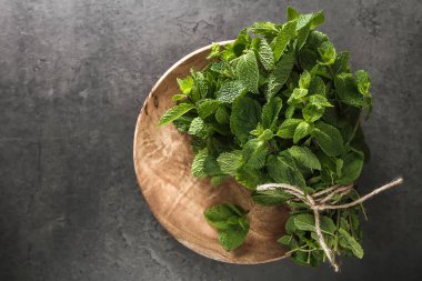 Taze nane yaprakları. İtalyan otlar. Koyu arka plan.