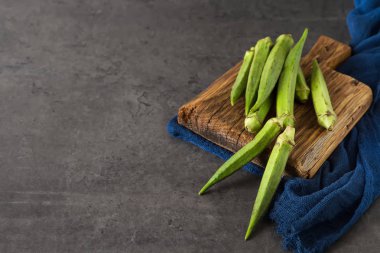 Lady Fingers veya bamya. Koyu arka plan. , Metin için yer