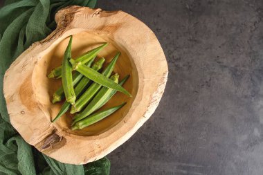 Lady Fingers veya bamya. Koyu arka plan. , Metin için yer