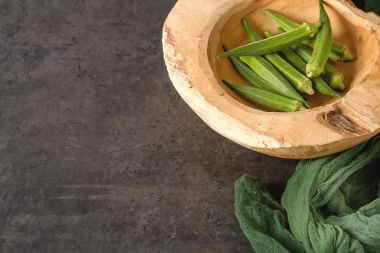 Lady Fingers veya bamya. Koyu arka plan. , Metin için yer