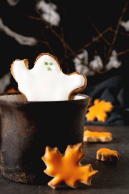 Tatlı Cadılar Bayramı. Sıcak kakao hayaletler, şeklinde kurabiye ile l