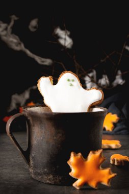 Tatlı Cadılar Bayramı. Sıcak kakao hayaletler, şeklinde kurabiye ile l